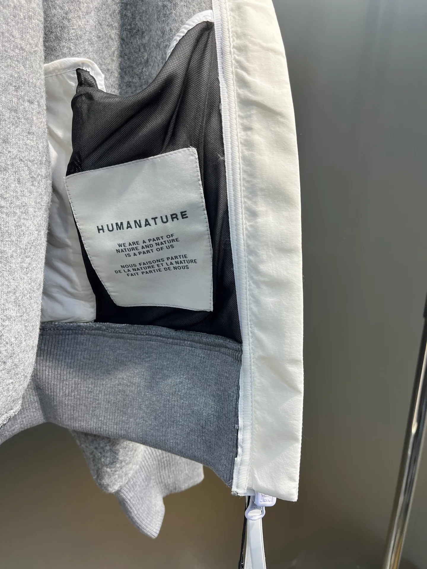 P680 Canada Goose women's hooded wool raglan jacket Fabric: Custom-dyed 60% wool, 18% lyocell fiber, 12% polyester, 8% nylon Placket: Made of nylon edge cloth + original YKK No. 10 zipper (white paint) Pocket buttons: Used TPU four-button buttons of the same color Sleeve thread: Made of high-elastic wool spandex blended elastic thread Accessories: Full set of accessories customized The interior is made of black polyester pocket cloth. The back neckline is made of pure white ear-hanging webbing. Behringer embroidery machine. 21600 needles high-density white label embroidery. Size: S--2XL